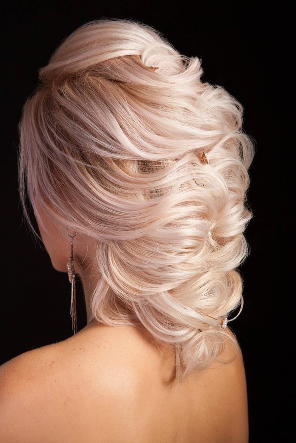 Comment réussir une mise en plis sur cheveux courts sans abîmer le cuir chevelu?