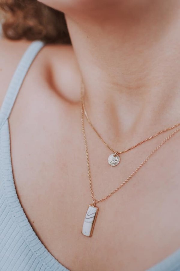 Quelle longueur de collier convient le mieux pour un décolleté en V profond?