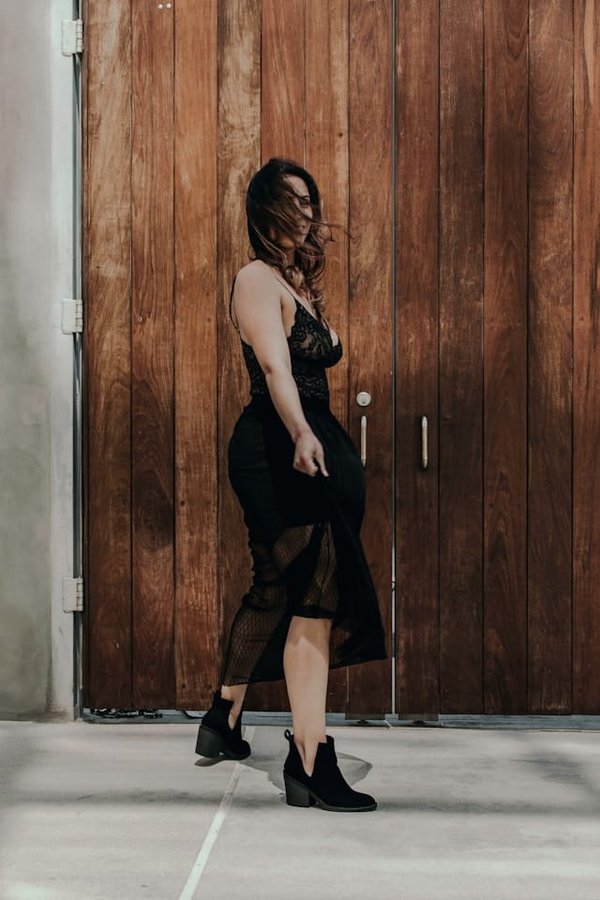 Comment marier un sac à main structuré avec une robe fluide pour une harmonie de style?