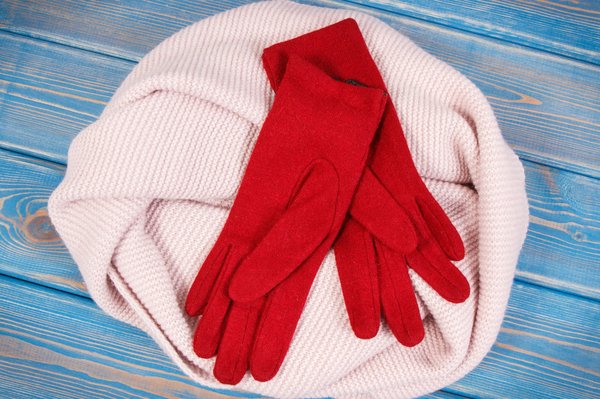 Guide pratique des gants en mouton retourné : pourquoi ils sont essentiels en hiver ?